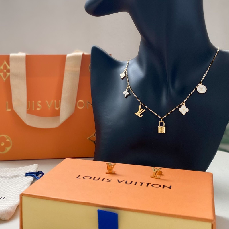 طقم نسائي أنيق من ماركة لويس فيتون - ذهبي