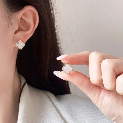 أصفاد أذن أنيقة على شكل زهرة محظوظة سوداء صغيرة عص...