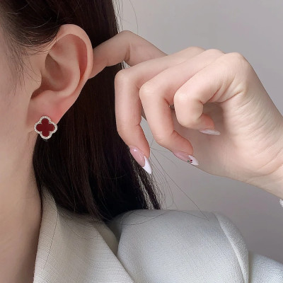 أصفاد أذن أنيقة على شكل زهرة محظوظة سوداء صغيرة عص...