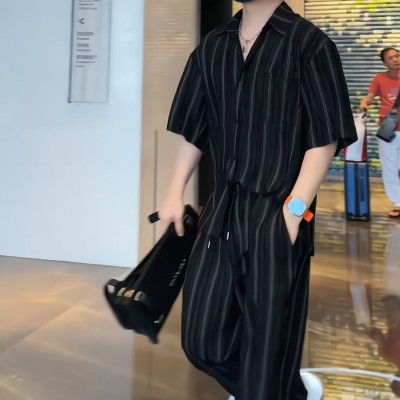 طقم رجالي مخطط بقصة ضيقة وبنطلون