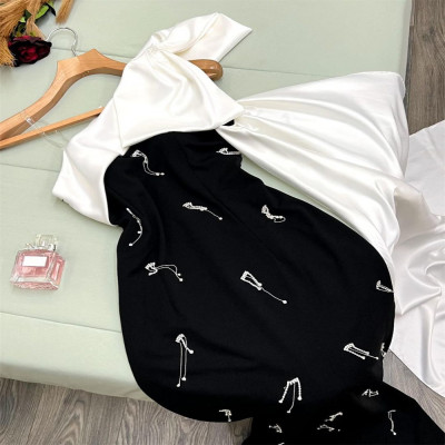 ثوب سهرة ساتان بكتف واحد مع شرابة بالترتر ، أقواس...