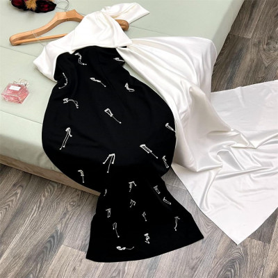 ثوب سهرة ساتان بكتف واحد مع شرابة بالترتر ، أقواس...