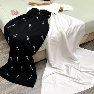 ثوب سهرة ساتان بكتف واحد مع شرابة بالترتر ، أقواس...