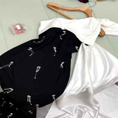 ثوب سهرة ساتان بكتف واحد مع شرابة بالترتر ، أقواس...