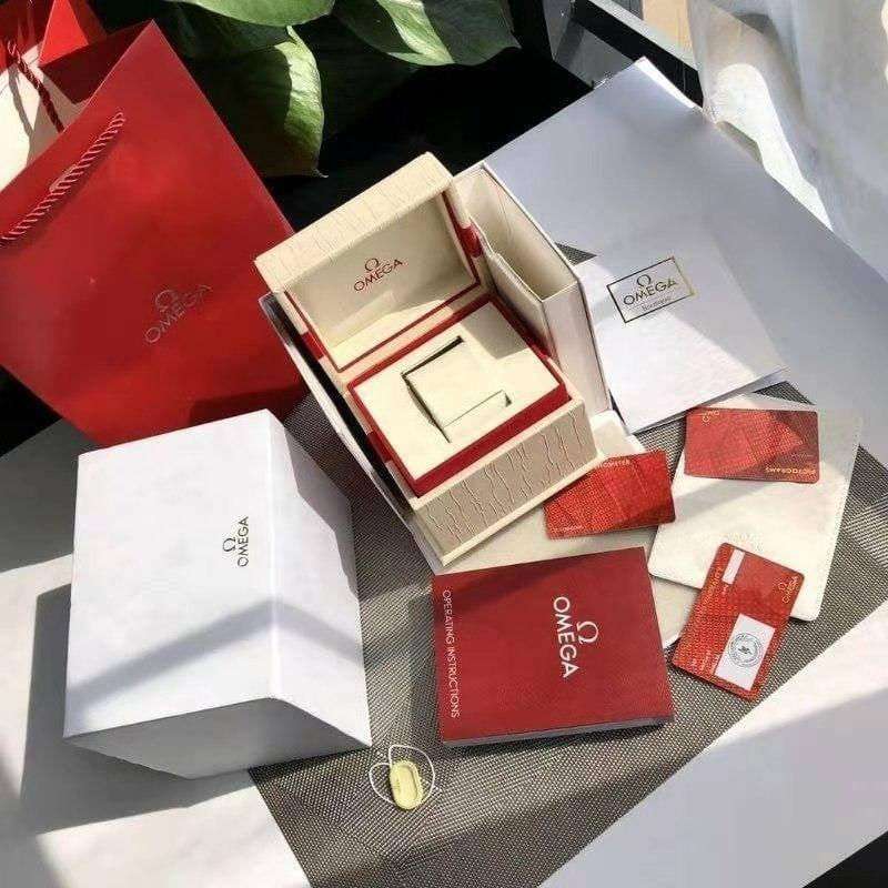 ساعه نسائية فاخرة من ماركة أوميغا