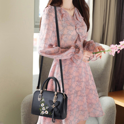 شنطة كتف مطرزة