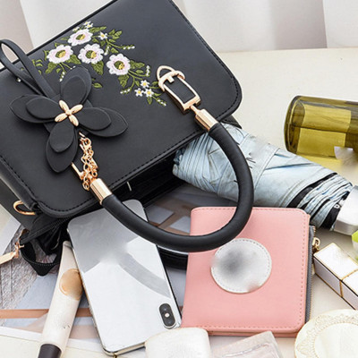 شنطة كتف مطرزة