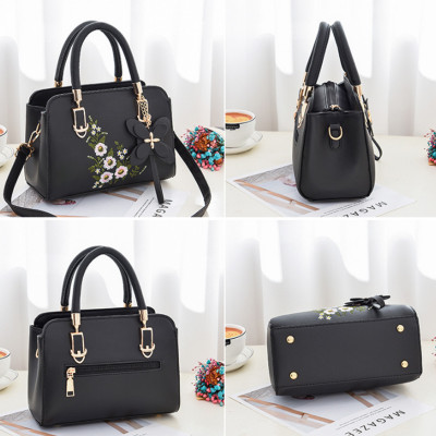 شنطة كتف مطرزة