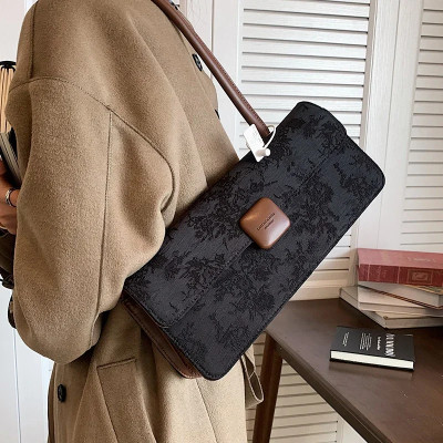 حقيبة نسائية فاخرة مصممة من قماش الجاكار بتصميم عت...