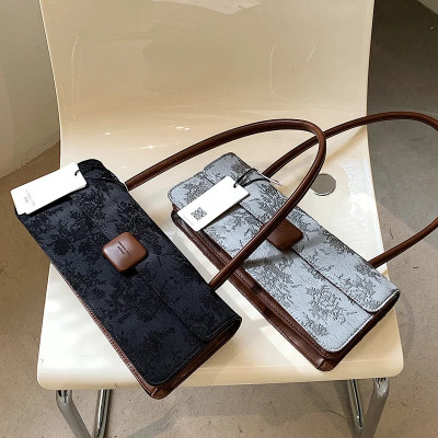 حقيبة نسائية فاخرة مصممة من قماش الجاكار بتصميم عت...