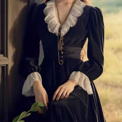 فستان متوسط الطول من الدانتيل بفتحة رقبة V وأكمام...