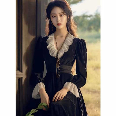 فستان متوسط الطول من الدانتيل بفتحة رقبة V وأكمام...