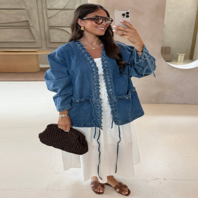 معطف نسائي أنيق من قماش الدنيم الأزرق برقبة على شك...