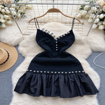 فستان نسائي عاري الظهر بحمالات رفيعة