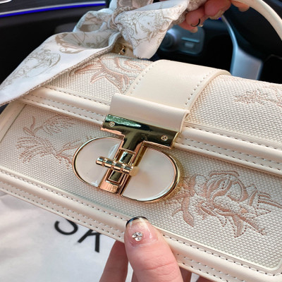 حقيبة مكياج صينية فاخرة جديدة مع زخرفة ساحرة وأوشح...