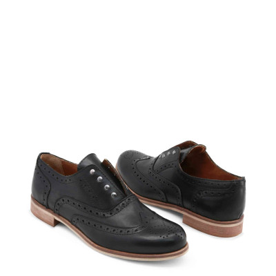 حذاء جلدي رجالي بتفاصيل حفر دقيقة