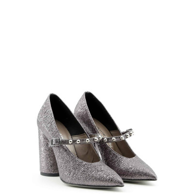 حذاء بكعب عريض مزخرف بأحجار لؤلؤية