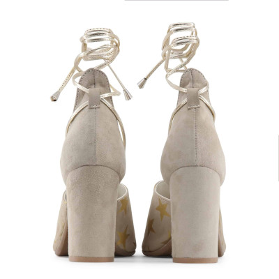 حذاء نسائي بكعب عريض بنجوم ذهبية