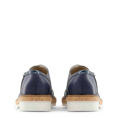 حذاء رجالي مميز مع تفاصيل ثقوب جلدية