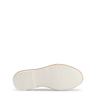 حذاء رجالي مميز مع تفاصيل ثقوب جلدية