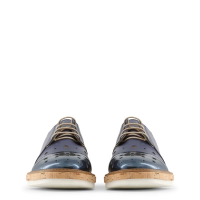 حذاء رجالي مميز مع تفاصيل ثقوب جلدية