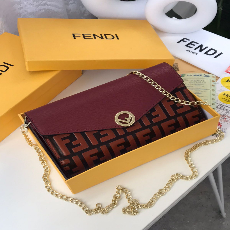 شنطة نسائية من ماركة فندي FENDI