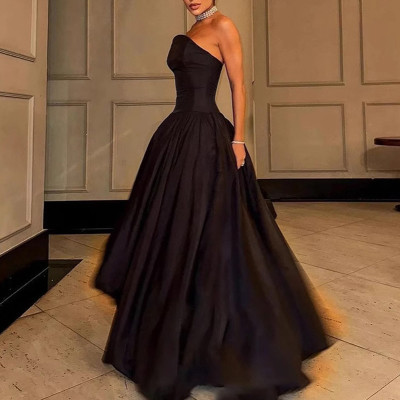 فستان نسائي طويل راقي ومميز باللون الأسود الملكي