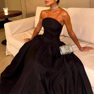 فستان نسائي طويل راقي ومميز باللون الأسود الملكي