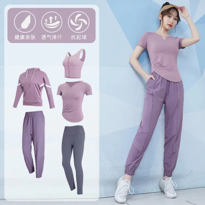 طقم رياضي بأكمام قصيرة للنساء
