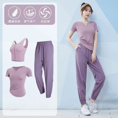 طقم رياضي بأكمام قصيرة للنساء