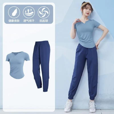 طقم رياضي بأكمام قصيرة للنساء