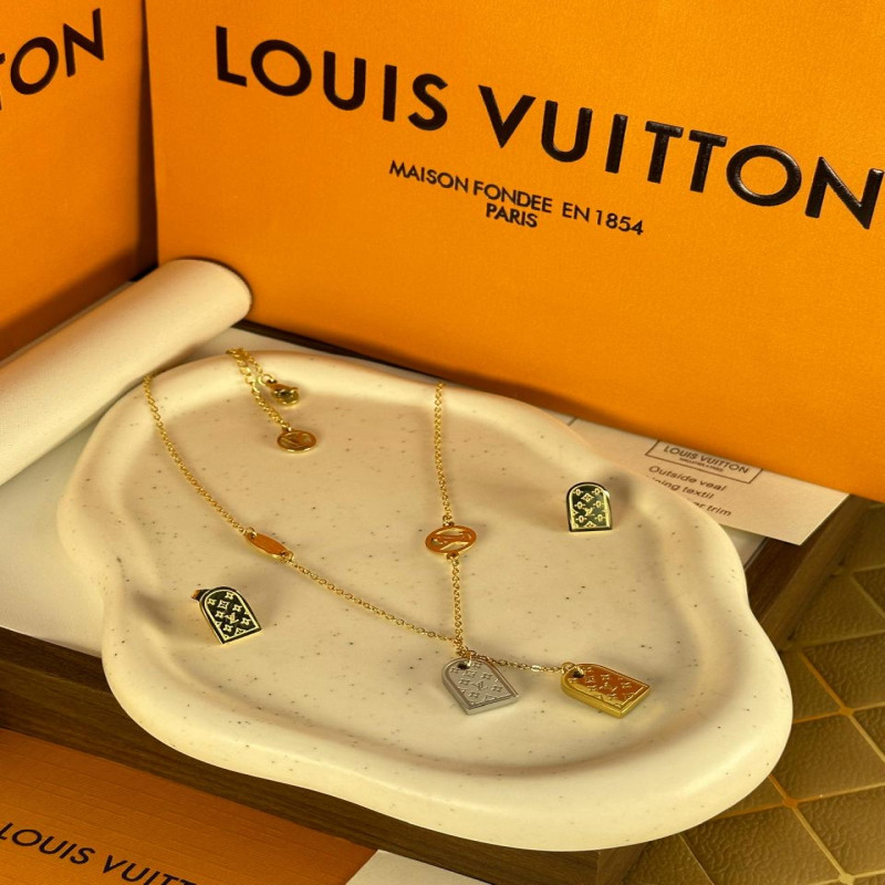 طقم سلسال وحلق من ماركة لويس فيتون Louis viton