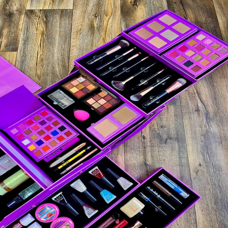 بوكس مكياج كيلي باللون الوردي