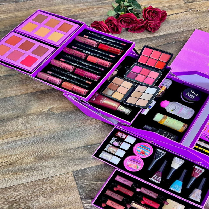 بوكس مكياج كيلي باللون الوردي