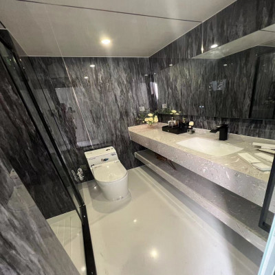 كابينة سفر زجاجية مع سقف مضلع ، منزل صغير ، سماء م...