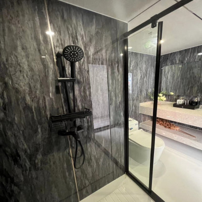 كابينة سفر زجاجية مع سقف مضلع ، منزل صغير ، سماء م...