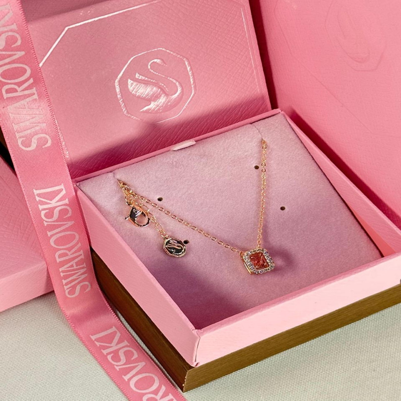 سلسال نسائي أنيق من ماركة سواروفسكي SWAROVSKI