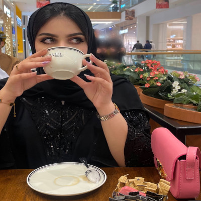 عباية سوداء 2025 أنيقة مطرزة يدويًا بريق ناعم إسلا...