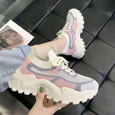 أحذية رياضية نسائية