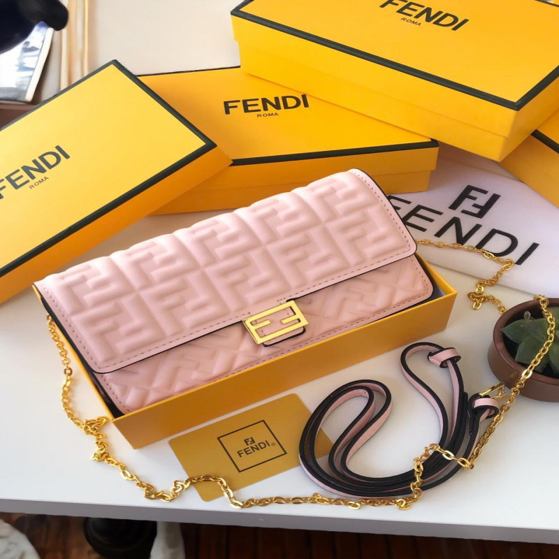 شنطة نسائية من ماركة فندي