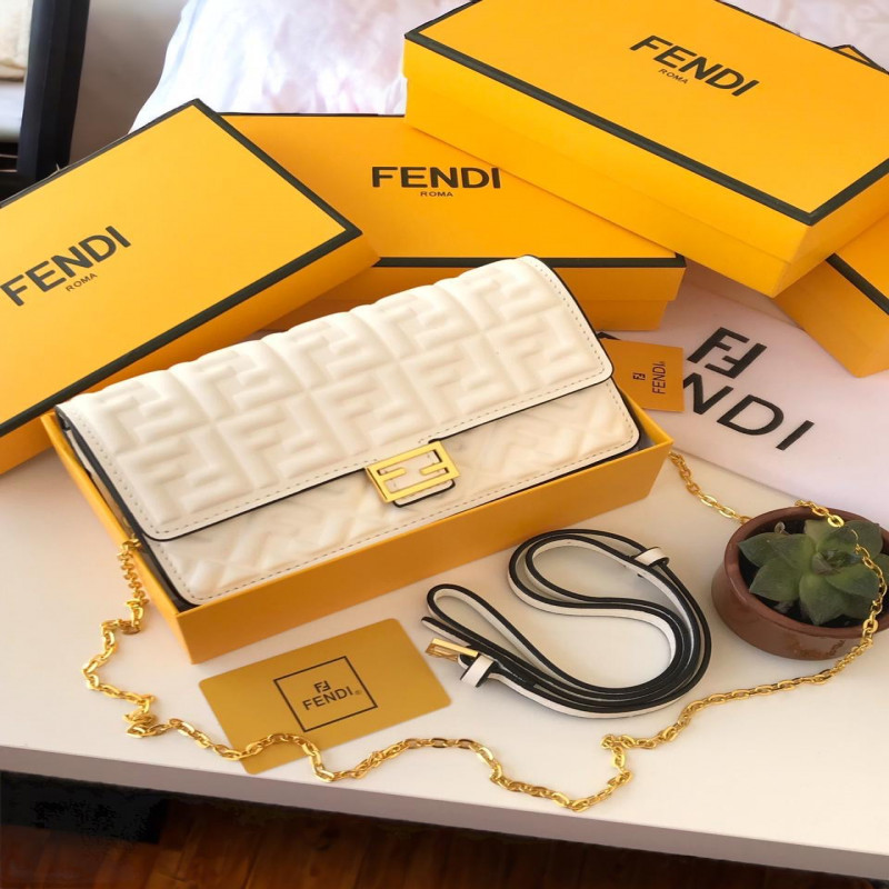 شنطة نسائية من ماركة فندي