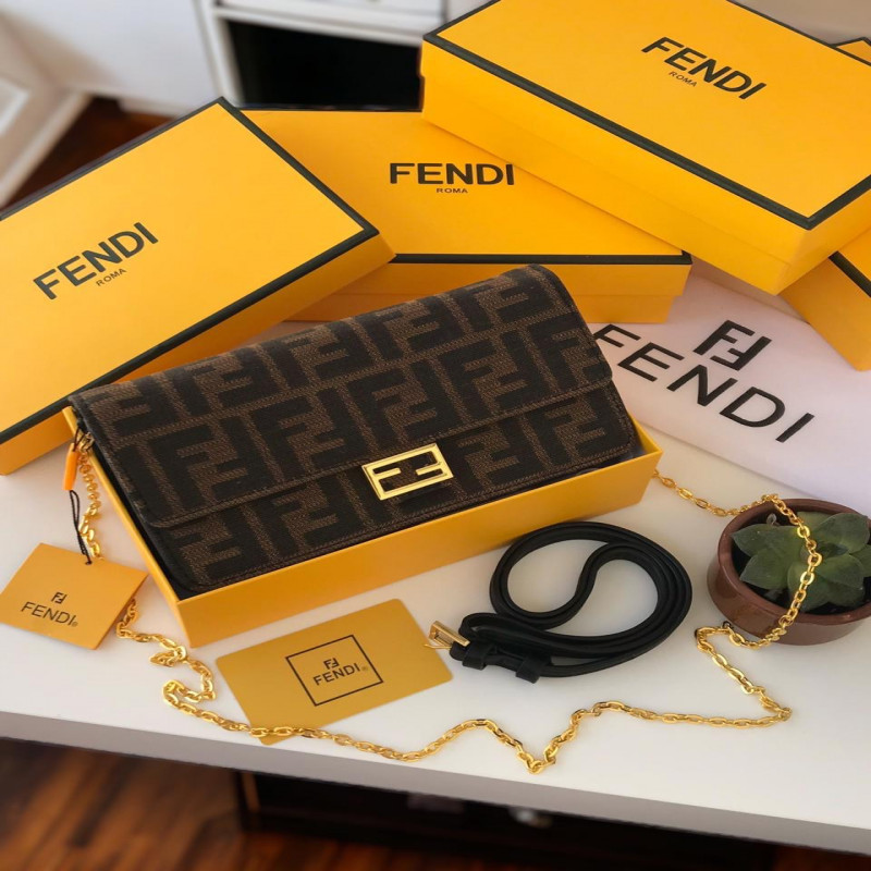 شنطة نسائية من ماركة فندي