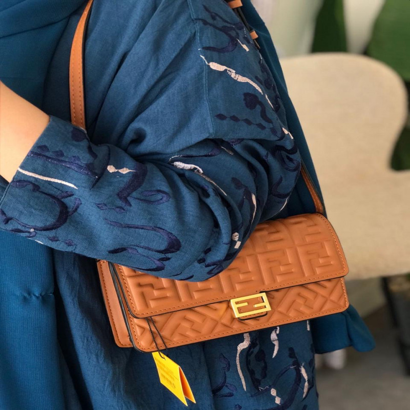 شنطة نسائية من ماركة فندي