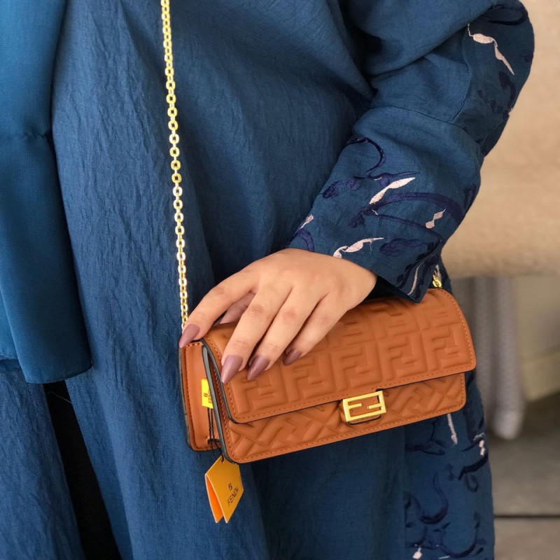 شنطة نسائية من ماركة فندي