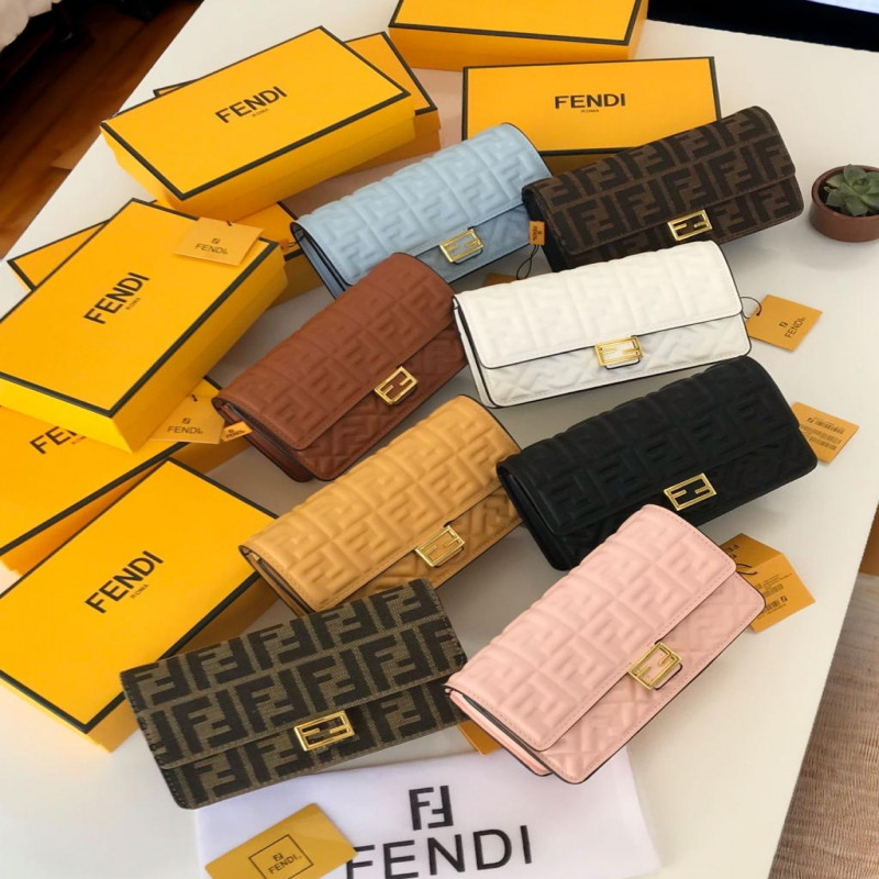 شنطة نسائية من ماركة فندي