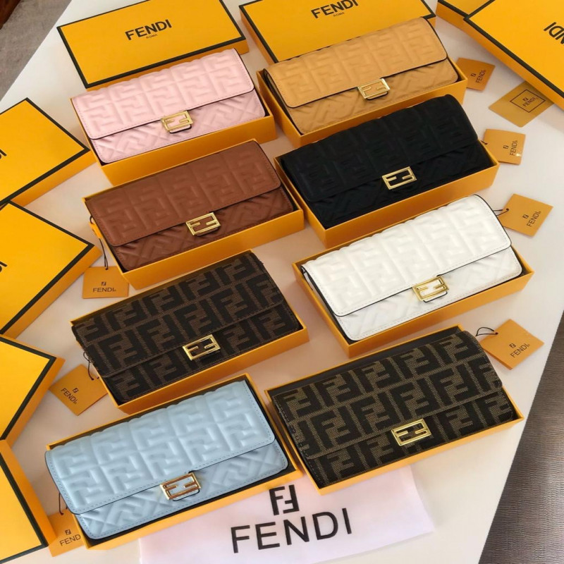 شنطة نسائية من ماركة فندي