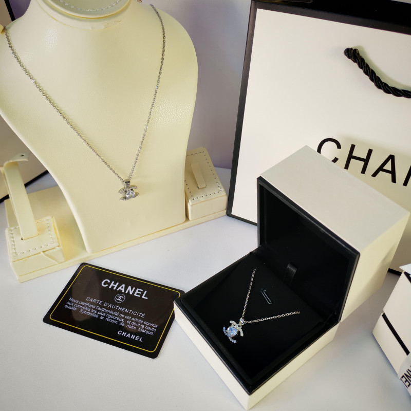 سلسال انيق من شانيل فضي ‏Chanel