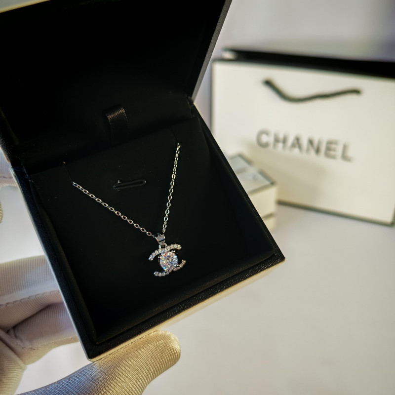 سلسال انيق من شانيل فضي ‏Chanel