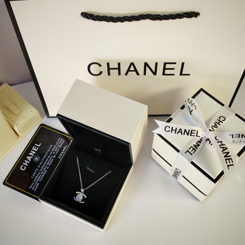 سلسال انيق من شانيل فضي ‏Chanel