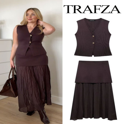 طقم نسائي بشكل عصري ومثير بلوزة وتنورة قصيرة من TR...